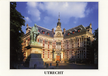 602083 Gezicht op het Academiegebouw (Domplein 29) te Utrecht met op de voorgrond het standbeeld Jan van Nassau (Domplein).